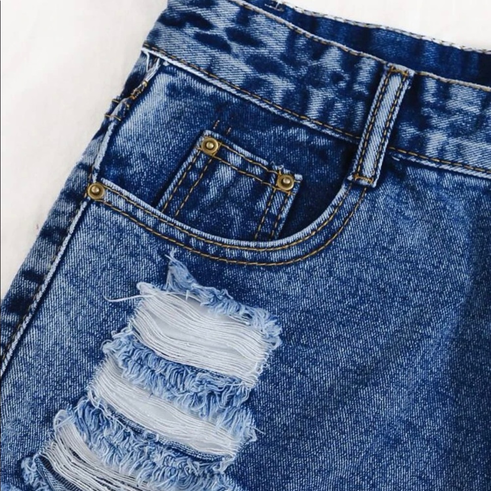 HIGH WAISTED SHORTS - Picture 3 of 3